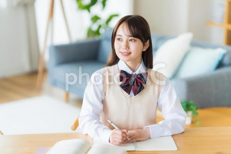 自宅で勉強をする女子高生 高校生,女子,笑顔の写真素材