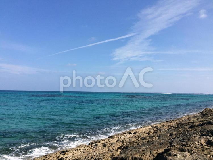沖縄　海 空,波,岩肌の写真素材