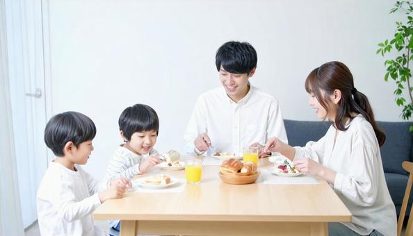 家族で囲む幸せな食事の時間の写真