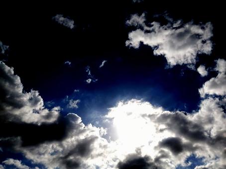 印象的な空 太陽光と雲とダークな空 印象的な空 太陽光と雲とダークな空の写真