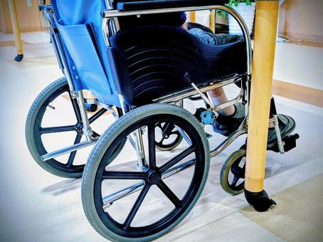 テーブルに付けた車椅子 ケア,ケアワーク,身障者の写真素材