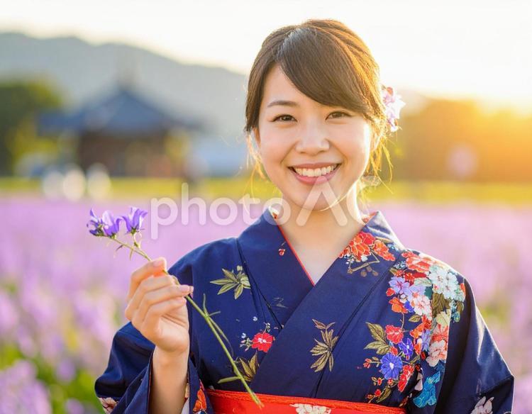 桔梗は夏の花だよ！浴衣の彼女 浴衣,女子,桔梗の写真素材