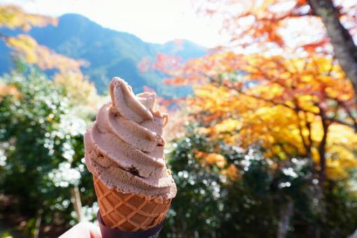 栗ソフトクリームと秋景色 ソフトクリーム,栗,スイーツの写真素材
