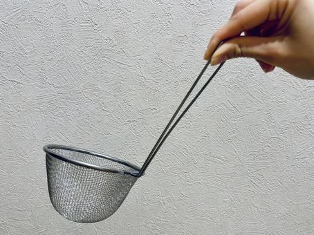 ラーメン用の水切りを持つ ラーメン用の水切りを持つ 水切り,ザル,銀の写真素材