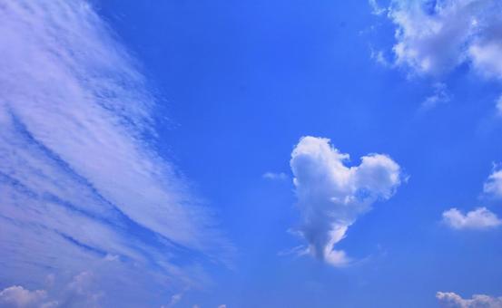 空画像・背景素材/青空・ハート雲 空画像・背景素材/青空・ハート雲 空,青空,雲の写真素材