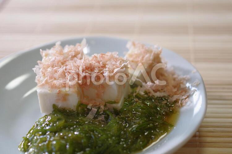 冷ややっこのメカブ添え 冷ややっこ,豆腐,絹ごしの写真素材