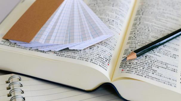 教育イメージ　試験勉強　ノートと英和辞典 教育イメージ,テスト勉強,受験勉強の写真素材