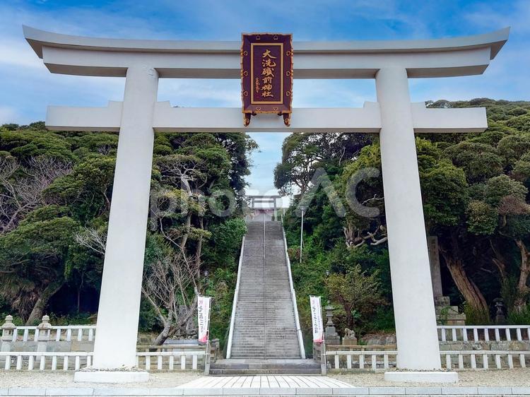大洗磯崎神社の鳥居と七五三ののぼり旗 大洗磯崎神社の鳥居,大洗磯崎神社,神磯の鳥居の写真素材
