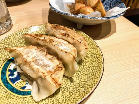 居酒屋さんのおつまみ餃子 居酒屋さんのおつまみ餃子 餃子,焼き餃子,点心の写真素材