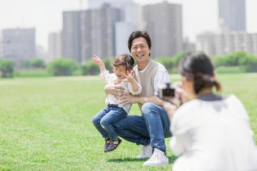 カメラで撮影をする親子 カメラで撮影をする親子 人物,家族,女性の写真素材