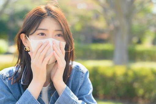 公園でマスクをする女性 公園でマスクをする女性 マスク,日本人,女性の写真素材