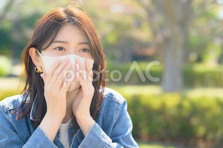 公園でマスクをする女性 マスク,日本人,女性の写真素材