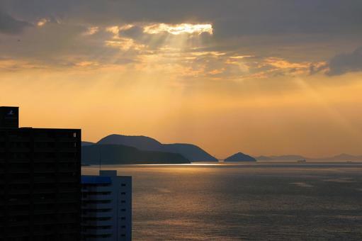 7月中旬の瀬戸内海の天使の梯子の風景 7月中旬の瀬戸内海の天使の梯子の風景 天使の梯子,光,太陽の写真素材