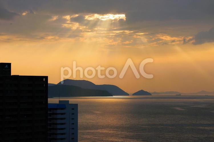 ７月中旬の瀬戸内海の天使の梯子の風景 天使の梯子,光,太陽の写真素材