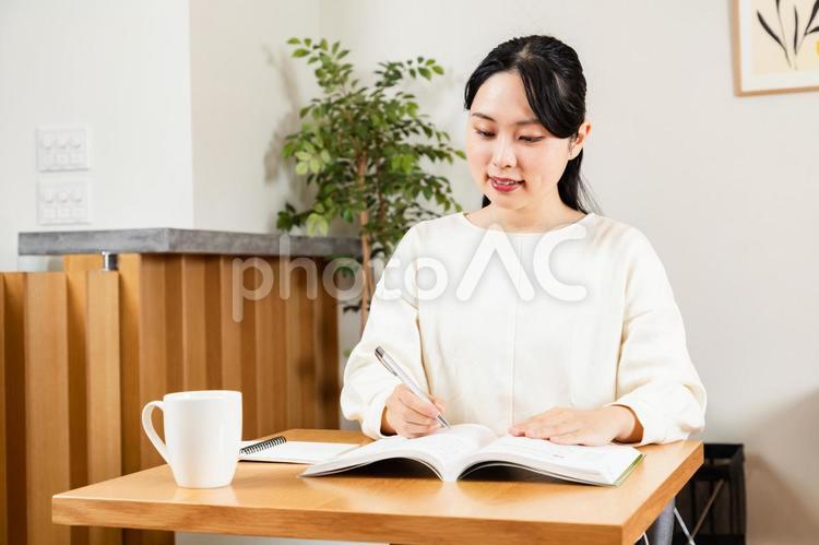 試験勉強をするアジア人女性07 勉強,女性,人物の写真素材
