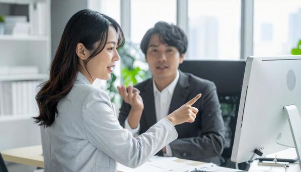 笑顔で打ち合わせをする女子社員と上司 笑顔で打ち合わせをする女子社員と上司の写真