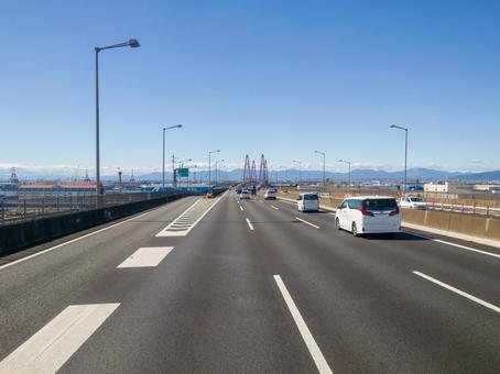 大型トラックから見える伊勢湾岸自動車道 大型トラックから見える伊勢湾岸自動車道 高速道路,伊勢湾岸自動車道,湾岸線の写真素材