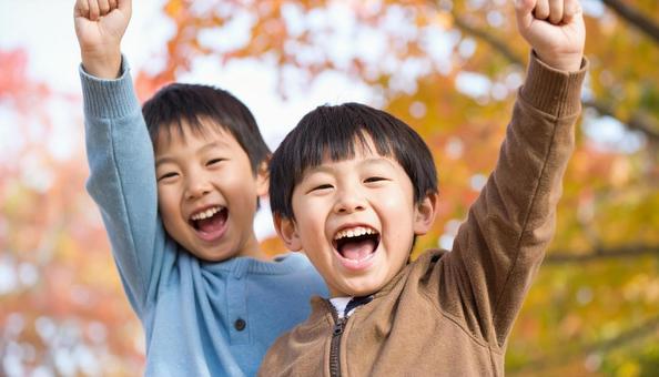 紅葉のなかで遊ぶ子供たち 紅葉のなかで遊ぶ子供たち 子供,ポーズ,小学生の写真素材