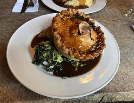 イギリスのパブ料理 牛骨入りパイ イギリスのパブ料理 牛骨入りパイ イギリス,パブ,パイの写真素材