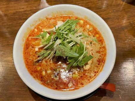 味玉入りの白胡麻担々麺 味玉入りの白胡麻担々麺の写真