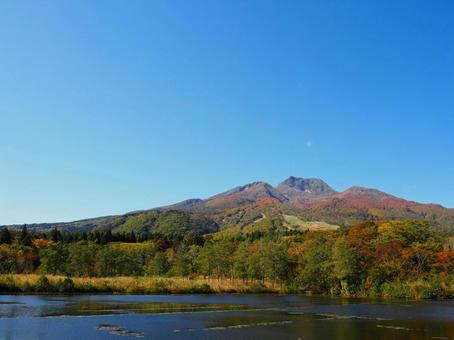 秋の山３ 妙高山,いもり池,新潟県の写真素材