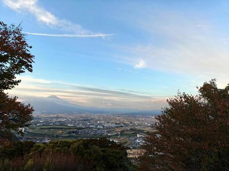 夕暮れの街並みと富士山 富士山,夕暮れ,秋空の写真素材