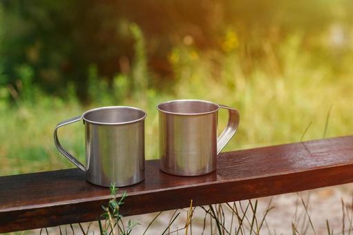 木のテーブルに置かれたマグカップ マグカップ,キャンプ,飲み物の写真素材