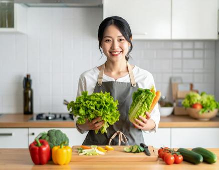 料理する女性 料理する女性の写真