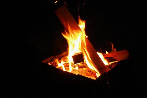 焚き火 焚き火,焚き火台,キャンプの写真素材