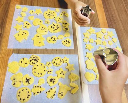 クッキー作り 子供2人 完成 クッキー作り 子供2人 完成 クッキー,手作り,スィーツの写真素材