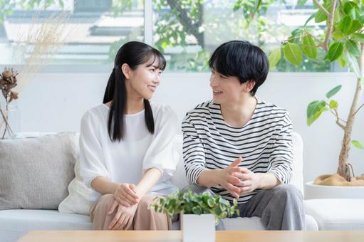 リビングでくつろぐ若いカップル リビングでくつろぐ若いカップル 夫婦,カップル,リビングの写真素材
