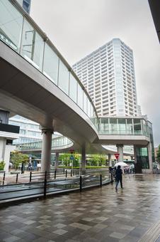 雨降りの武蔵浦和駅前 雨降りの武蔵浦和駅前 武蔵浦和,駅前,ペデストリアンデッキの写真素材