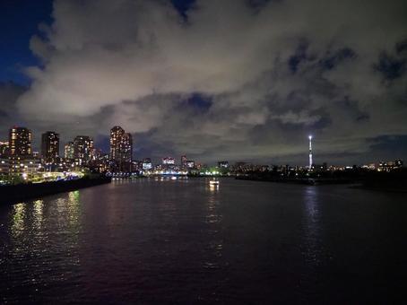 東京スカイツリー&運河を進む屋形船の夜景 東京スカイツリー&運河を進む屋形船の夜景 東京スカイツリー,屋形船,船の写真素材