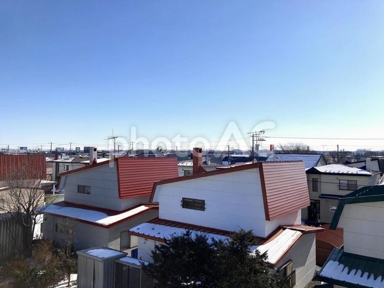 赤い屋根の家々　屋上から 住宅街,屋根,赤い屋根の写真素材