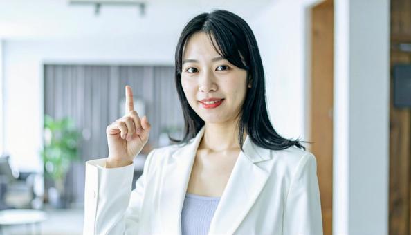 自信のある表情で指さすビジネス女性 自信のある表情で指さすビジネス女性の写真