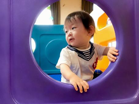 ＜素材＞保育園の遊具で遊ぶ笑顔の男の子 子供,笑顔,ジャングルジムの写真素材