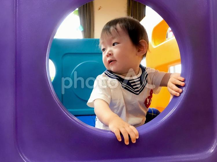 ＜素材＞保育園の遊具で遊ぶ笑顔の男の子 子供,笑顔,ジャングルジムの写真素材