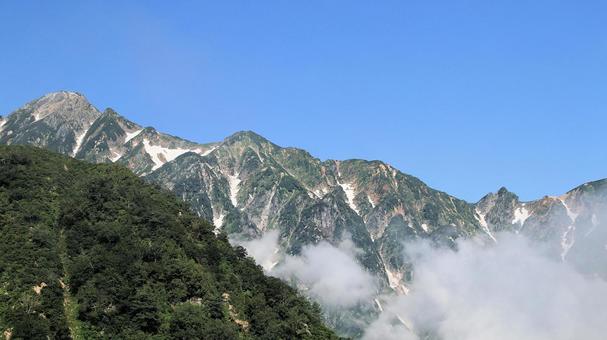 白馬五竜地蔵の頭から夏の五竜岳を望む 白馬五竜地蔵の頭から夏の五竜岳を望むの写真