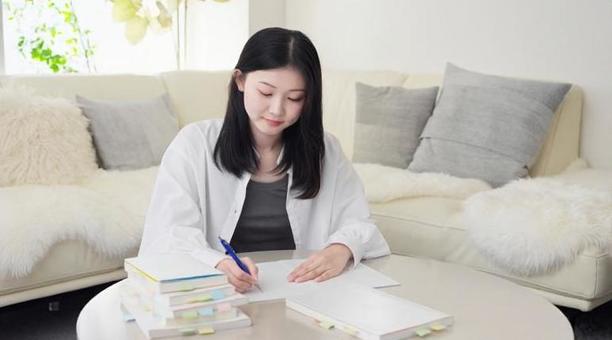 参考書で勉強をするアジア人女性 参考書で勉強をするアジア人女性 女性,学生,大学生の写真素材