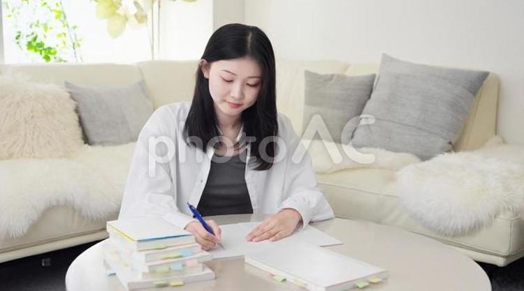 参考書で勉強をするアジア人女性 女性,学生,大学生の写真素材