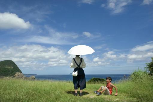 R＜素材＞夏休み真夏の公園を散策する親子 家族,子供,女性の写真素材