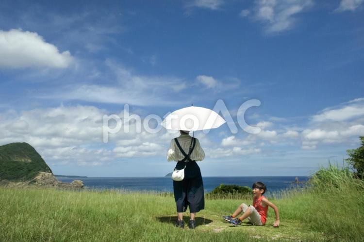 T＜素材＞夏休み真夏の公園を散策する親子 夏,女性,家族の写真素材