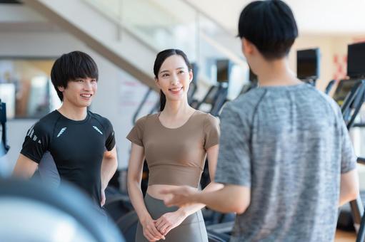 スポーツジムでトレーニングをする若い男女 スポーツジム,フィットネス,ダイエットの写真素材