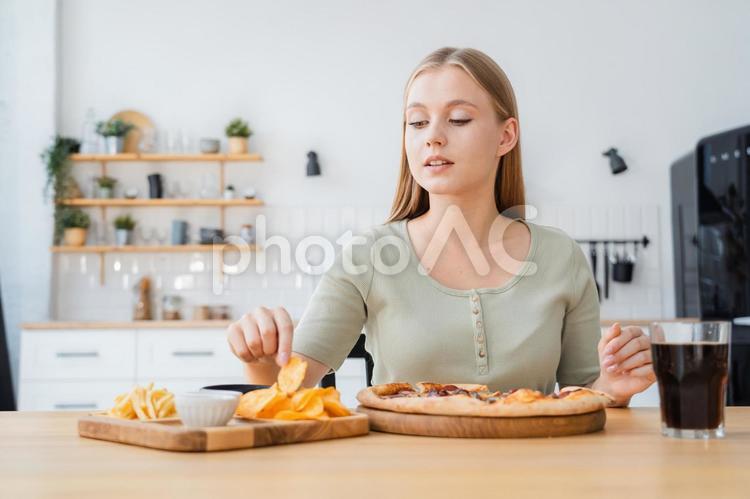 ナチョスをこれからこれから食べる女性 女性,人物,ジャンクフードの写真素材