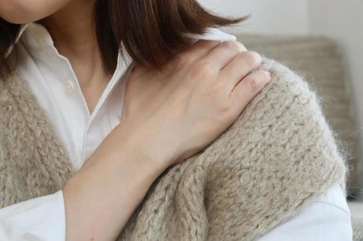 肩に手を置く女性 肩こり,女性,イメージの写真素材