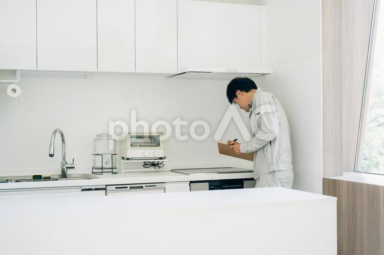 キッチンと作業着姿の男性（IH） ih調理器,ih,ihクッキングヒーターの写真素材