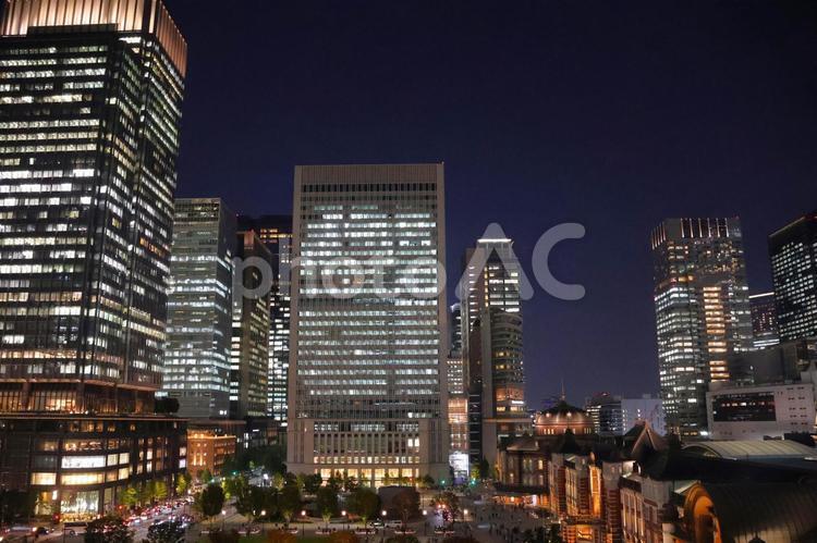 １１月上旬の東京駅とビル群の夜景 背景,東京駅,ビル群の写真素材
