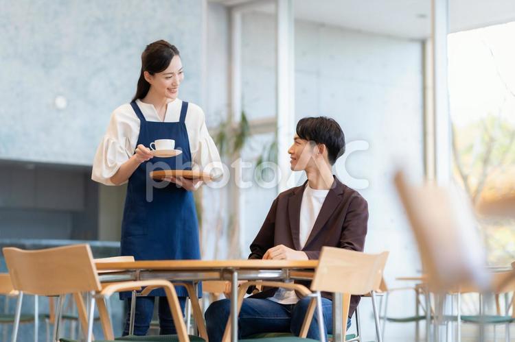 カフェの女性店員と男性のお客 カフェ,店員,スタッフの写真素材