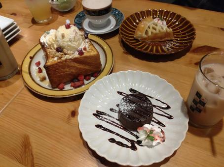 夜カフェ　スイーツの写真