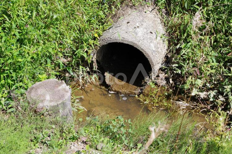 農業用水路にある配管 農地,排水,小川の写真素材